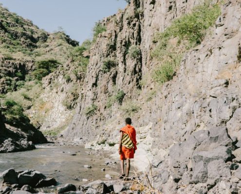 Un guide masaï vous conduira dans les gorges jusqu'aux spectaculaires chutes d'eau de Ngare Sero.
