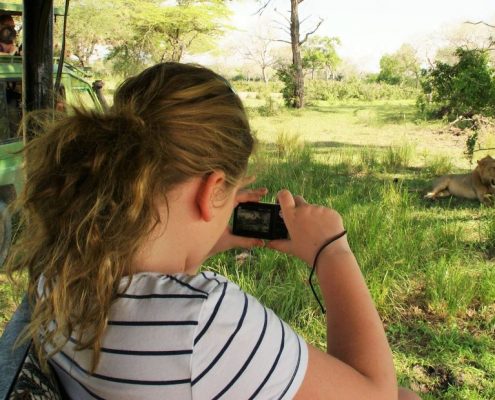 Comme cette jeune fille, vous aurez la chance de photographier différents animaux lors de votre safari de 4 jours en Tanzanie.