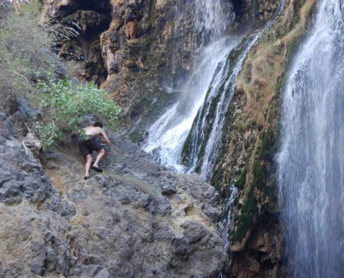 Il n'est pas nécessaire d'escalader des rochers escarpés en chaussons, comme le fait cet aventurier du safari, pour atteindre les chutes d'eau de Ngare Sero, dans la région du lac Natron.