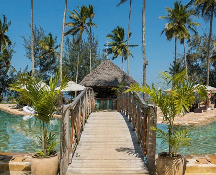 Un petit pont au-dessus de la piscine du Zanzibar Bay Resort