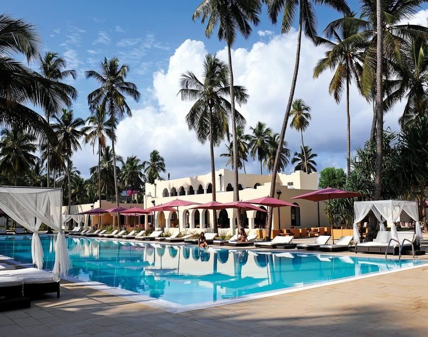 Un petit pont au-dessus de la piscine du Zanzibar Bay ResortLa piscine du luxueux Dream of Zanzibar Resort