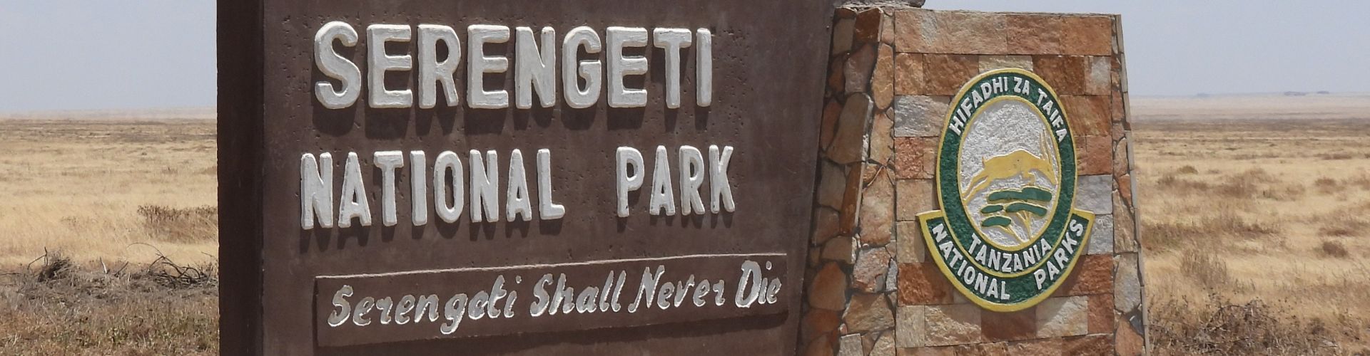 Panneau de signalisation de la porte du parc national du Serengeti
