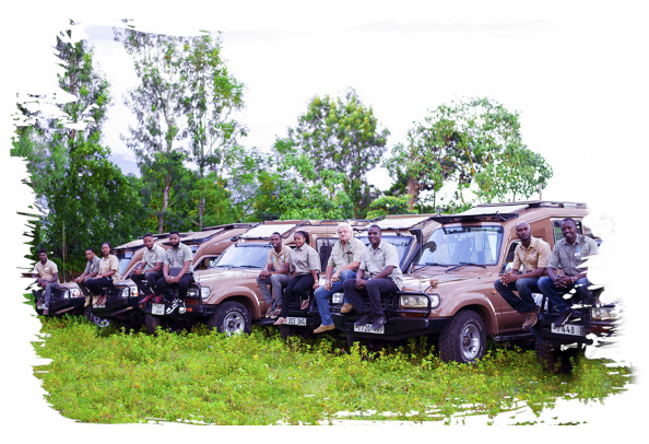 Nos guides de safari et d'autres membres du personnel assis sur le capot de plusieurs camions de safari de Shemeji.