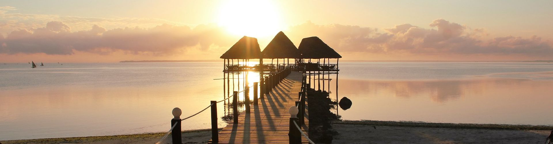 Se détendre sur la plage et admirer le coucher du soleil n'est qu'une des choses à faire à Zanzibar.