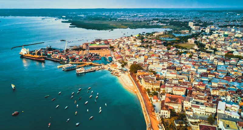 Vue aérienne du port principal de Zanzibar et de Stone Town