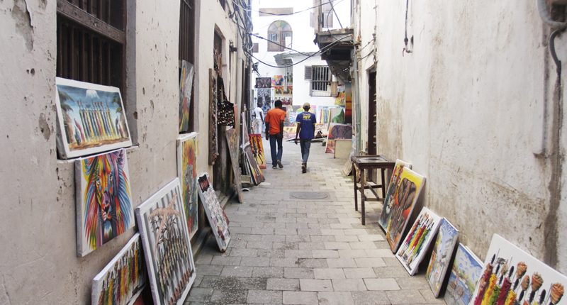 Vous pouvez acheter des peintures dans de petites boutiques et soutenir les artistes locaux pendant votre visite de Zanzibar et Stone Town.